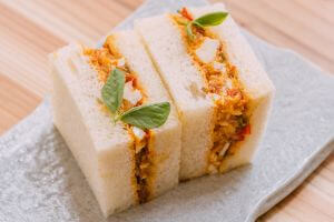 Egg & Tomato Sandwich / 卵とトマトのサンドウィッチ / سندويش البيض والطماطم (نباتي)