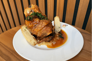 „Bayrische Schweinshaxe“ / 「バイエルン風シュヴァインスハクセ」 / <br>"Bavarian Pork Knuckle"